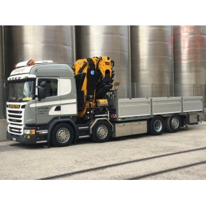 SCANIA R STREAMLINE HIGHLINE 8X4 RIGED I TRUCK I FLAT BED FASSI 1100 + JIB - Affolter WSI 01-3531 WSI MODELS