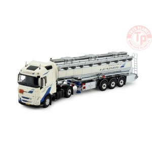 Volvo FH05 Globetrotter met 3-assige verchroomde tankoplegger Vendrig TEKNO 83215 TEKNO