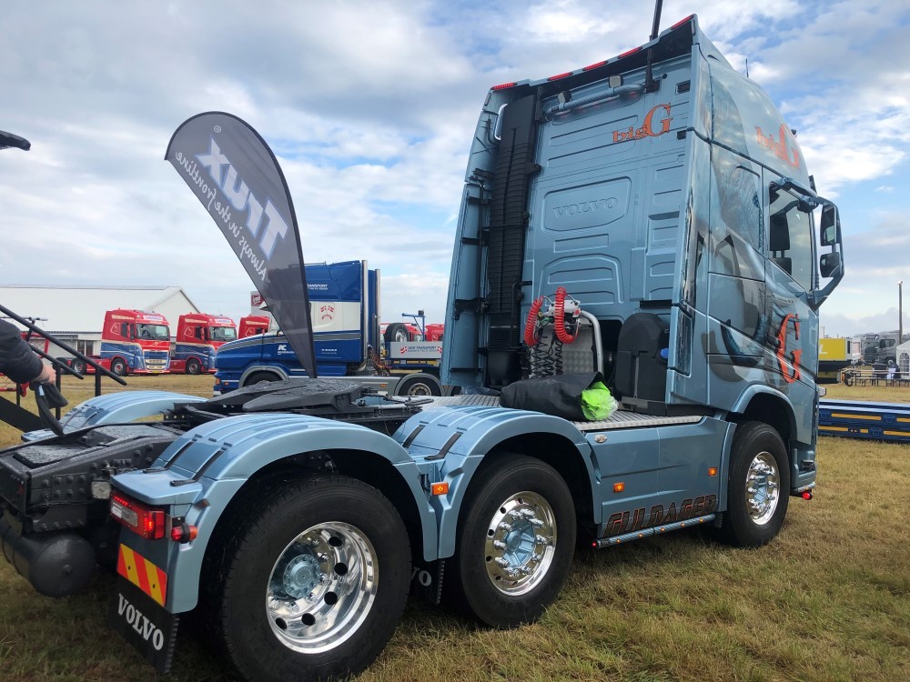 VOLVO FH4 SEMI AVEC REMORQUE PLATEAU JOB