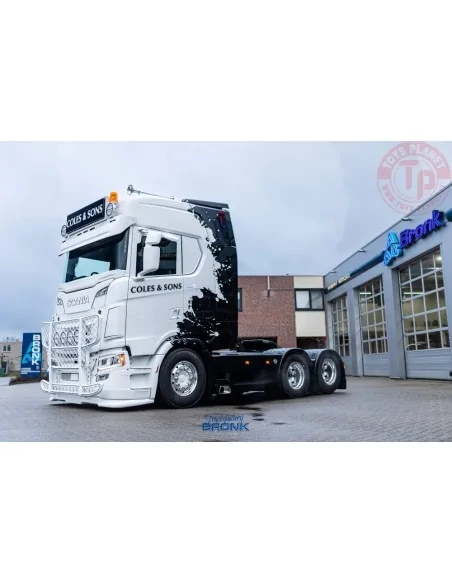 Scania Next Gen S-serie Highline met 3-assige schuifzeilen oplegger Coles - Bruce Lee TEKNO 84971 TEKNO Scania Next Gen S-serie Highline met 3-assige schuifzeilen oplegger Coles - Bruce Lee TEKNO 84971 TEKNO