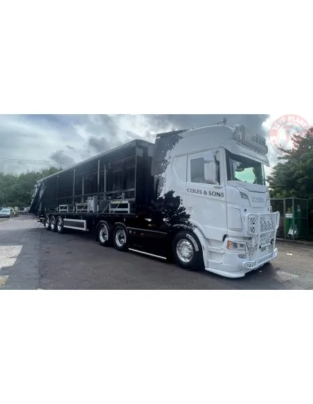 Scania Next Gen S-serie Highline met 3-assige schuifzeilen oplegger Coles - Bruce Lee TEKNO 84971 TEKNO Scania Next Gen S-serie Highline met 3-assige schuifzeilen oplegger Coles - Bruce Lee TEKNO 84971 TEKNO