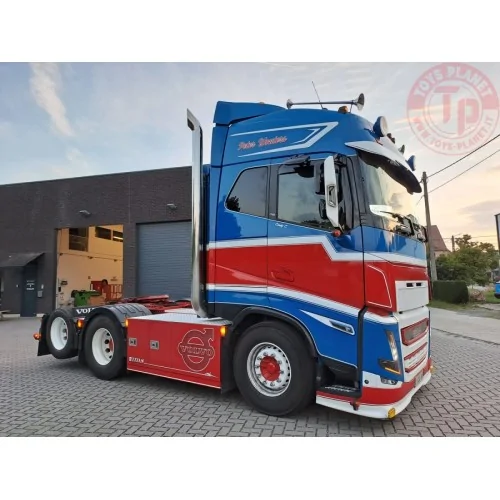 VOLVO FH5 GLOBETROTTER 6X2 TAG AXLE SEMI LOWLOADER WITH RAMPS - 3 AXLE PWT WSI 01-4123 WSI MODELS