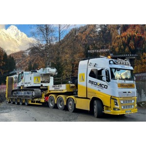 VOLVO FH4 GLOBETROTTER 8X4 SEMI LOW LOADER WITH RAMPS - 4 AXLE Mediaco WSI 01-4753 WSI MODELS