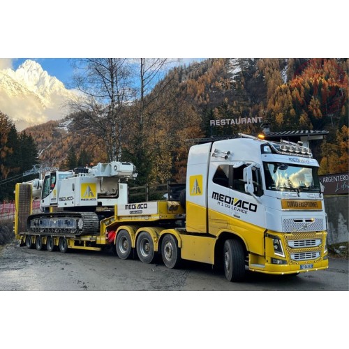 VOLVO FH4 GLOBETROTTER 8X4 SEMI LOW LOADER WITH RAMPS - 4 AXLE Mediaco WSI 01-4753 WSI MODELS