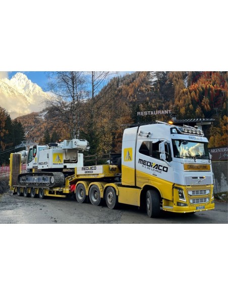 VOLVO FH4 GLOBETROTTER 8X4 SEMI LOW LOADER WITH RAMPS - 4 AXLE Mediaco WSI 01-4753 WSI MODELS