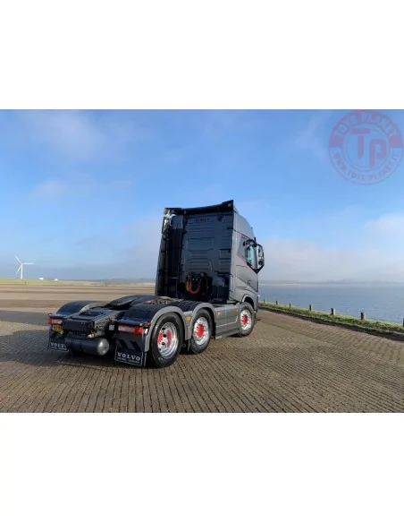 Volvo FH04 Globetrotter 6x2 van F.S.C. - Transport Bree TEKNO 86028 TEKNO