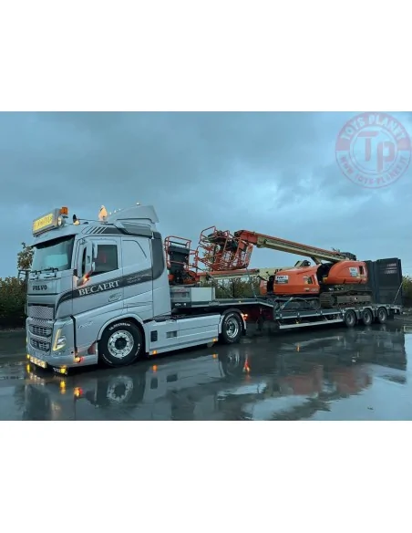 VOLVO FH5 SLEEPER CAB 4X2 SEMI LOW LOADER WITH RAMPS - 3 AXLE BECATRANS BV WSI 01-4438 WSI MODELS