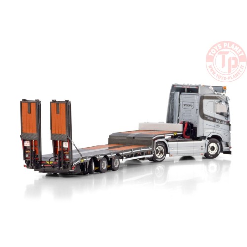 VOLVO FH5 SLEEPER CAB 4X2 SEMI LOW LOADER WITH RAMPS - 3 AXLE BECATRANS BV WSI 01-4438 WSI MODELS