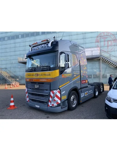 Volvo FH05 Globetrotter 100% elettrico 6x2 Friderici TEKNO 84087 TEKNO Volvo FH05 Globetrotter 100% elettrico 6x2 Friderici TEKNO 84087 TEKNO