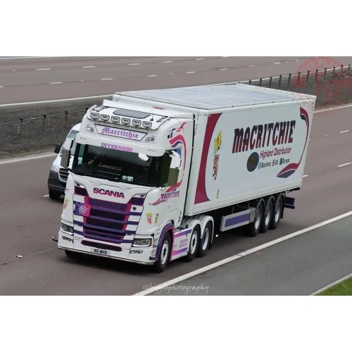 Scania Next Gen 500S met 3-assige gesloten oplegger Macritchie TEKNO 86024 TEKNO