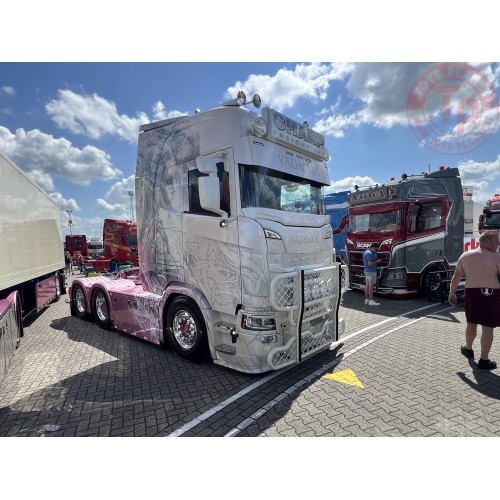 Scania NGS Highline 6x2 met sleepas (verpakt in luxe giftbox) Joe Sharp - Valhalla TEKNO 89067 TEKNO