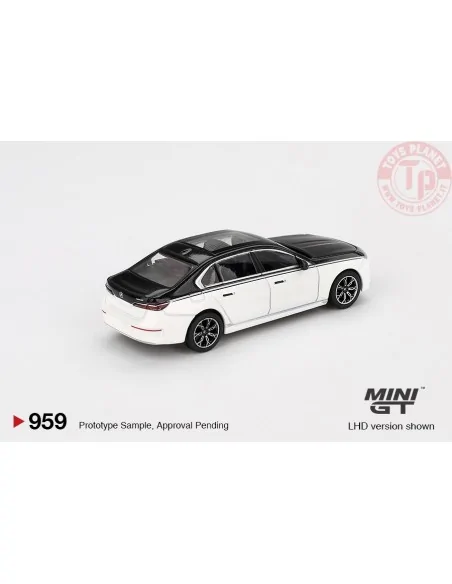 BMW I7 XDRIVE60 ALPINE WHITE / BLACK SAPPHIRE 2024 1:64 MGT00959-L MINI GT