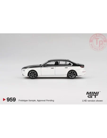 BMW I7 XDRIVE60 ALPINE WHITE / BLACK SAPPHIRE 2024 1:64 MGT00959-L MINI GT