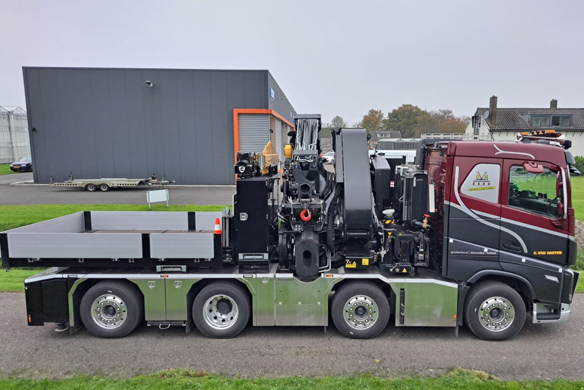 WSI 01-4857 1/50 VOLVO FH5 SLEEPER CAB 8X2 TAG AXLE WITH FASSI 130
