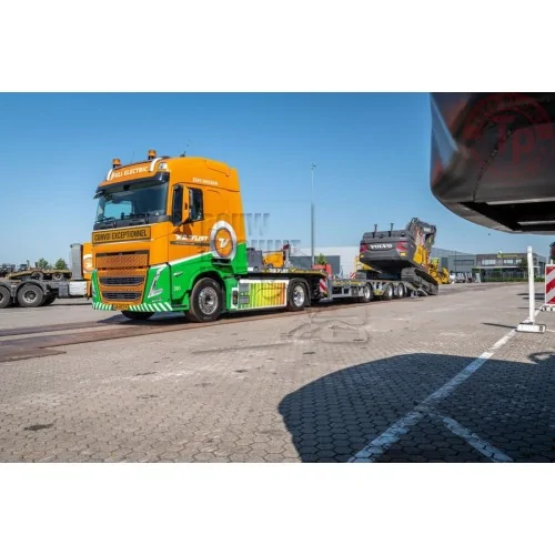 VOLVO FH5 GLOBETROTTER ELECTRIC 4X2 SEMI LOW LOADER - 3 AXLE Van Der Vlist Groot Ammers WSI 01-4995 WSI MODELS