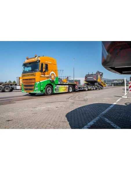 VOLVO FH5 GLOBETROTTER ELECTRIC 4X2 SEMI LOW LOADER - 3 AXLE Van Der Vlist Groot Ammers WSI 01-4995 WSI MODELS