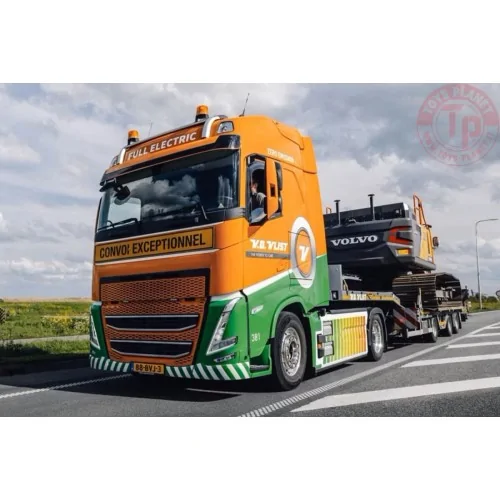 VOLVO FH5 GLOBETROTTER ELECTRIC 4X2 SEMI LOW LOADER - 3 AXLE Van Der Vlist Groot Ammers WSI 01-4995 WSI MODELS