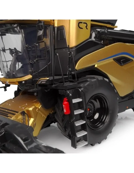 1/32 New Holland CR11 Gold Show Edition UH 6829 UNIVERSAL HOBBIES