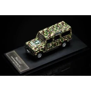 1/64 LAND ROVER DEFENDER 110 AAPE STM069 STREET WARRIOR