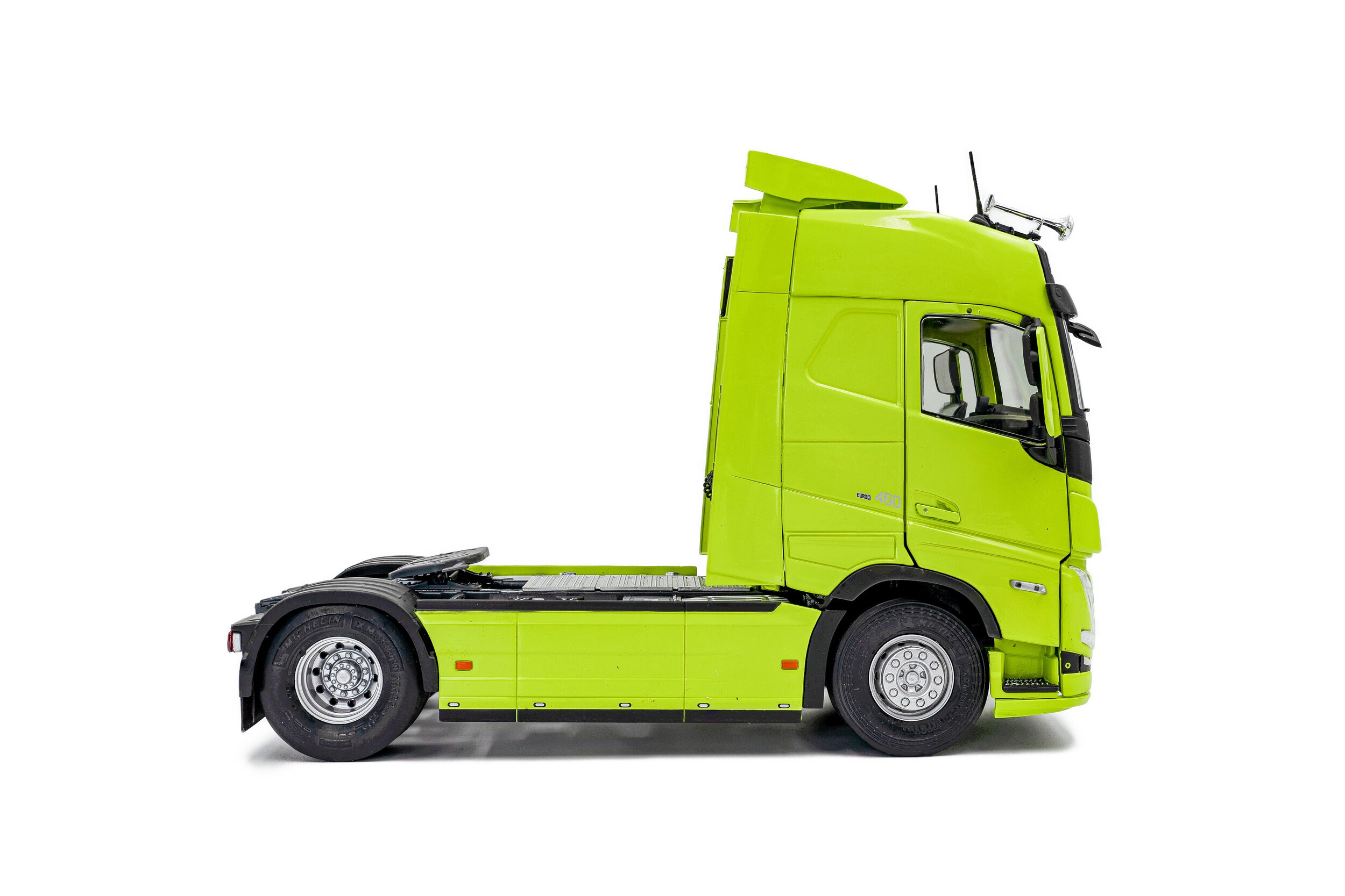 S2400107 1/24 VOLVO FH GLOBETROTTER XL 2023 NEON GREEN 65,00 € SOLIDO