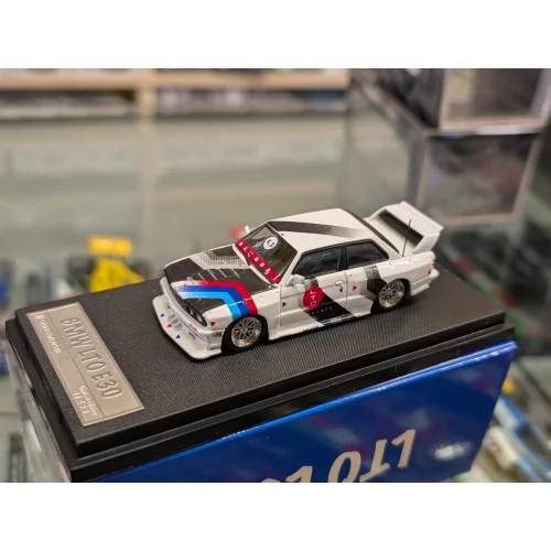 1/64 BMW E30 LTO Bianco/nero STW207 STREET WARRIOR
